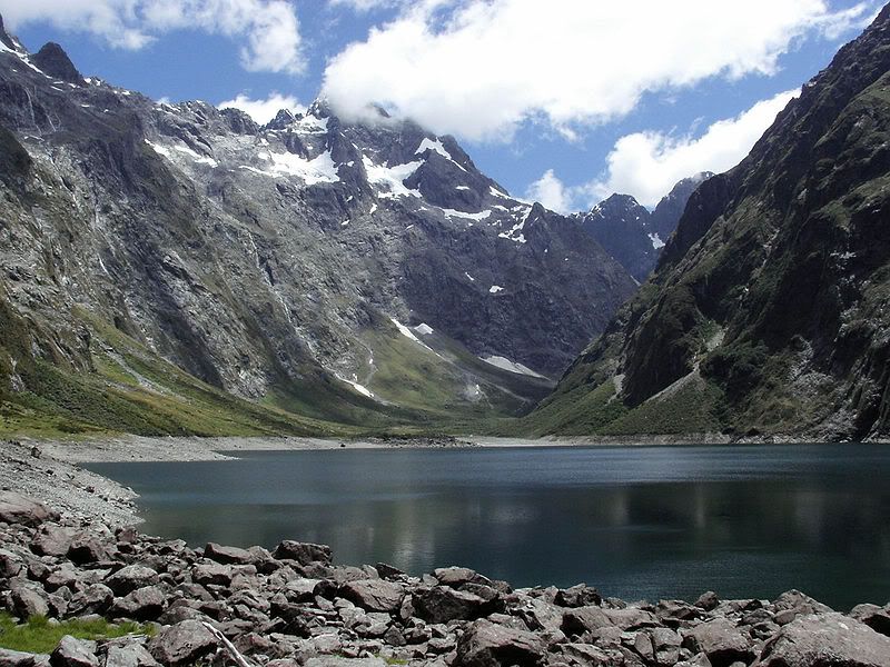 800px-Fiordland_Lake_Marian.jpg