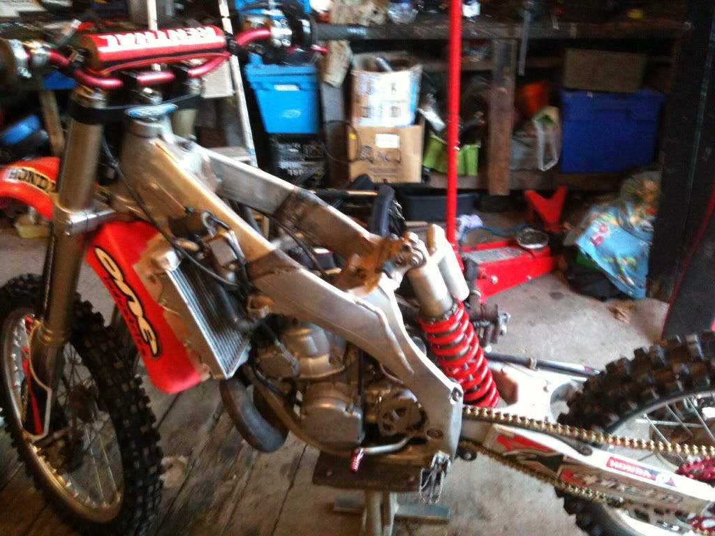 http://i968.photobucket.com/albums/ae167/gaz_kelley/CR250%20winter%20rebuild-revamp%202011/c0d12701.jpg